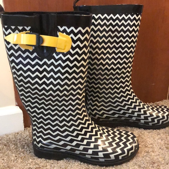 Chevron Rain Boots - Picture 2 of 4